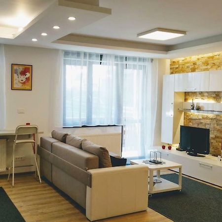 Studio 10 Busteni Luaran gambar