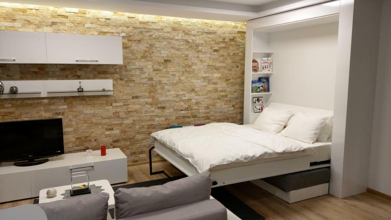 Studio 10 Busteni Luaran gambar