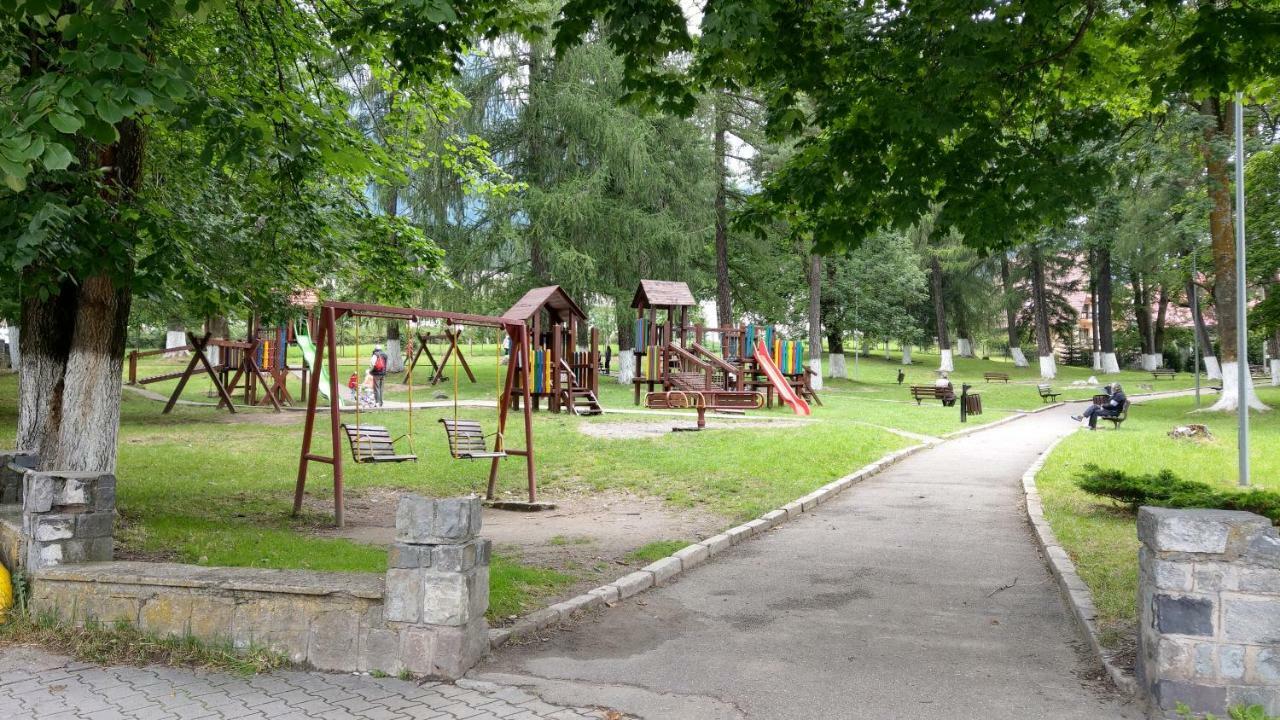 Studio 10 Busteni Luaran gambar